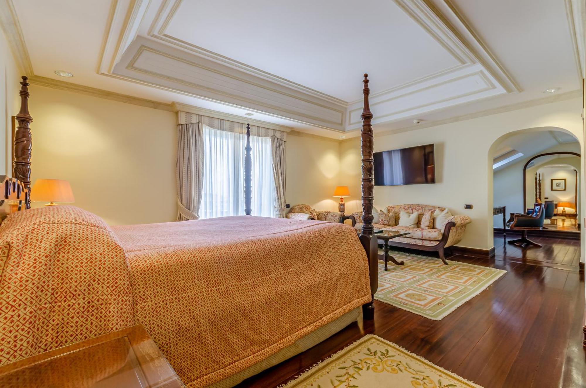 Palace Deluxe Room,1553107939:JPEG